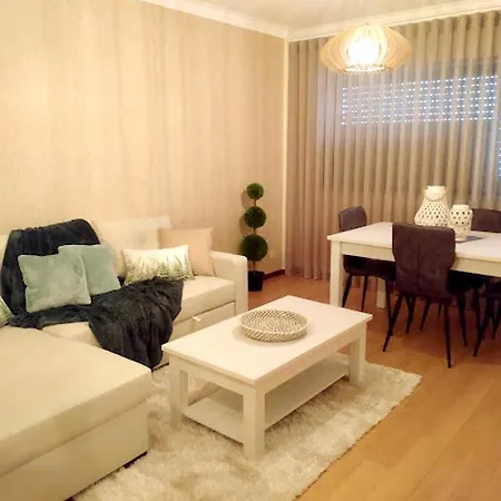 With 2 Bedrooms In With Wonderful City View And Wifi 35 Km From The Beach Apartmán