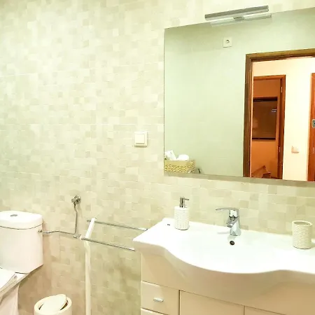 With 2 Bedrooms In With Wonderful City View And Wifi 35 Km From The Beach Apartmán